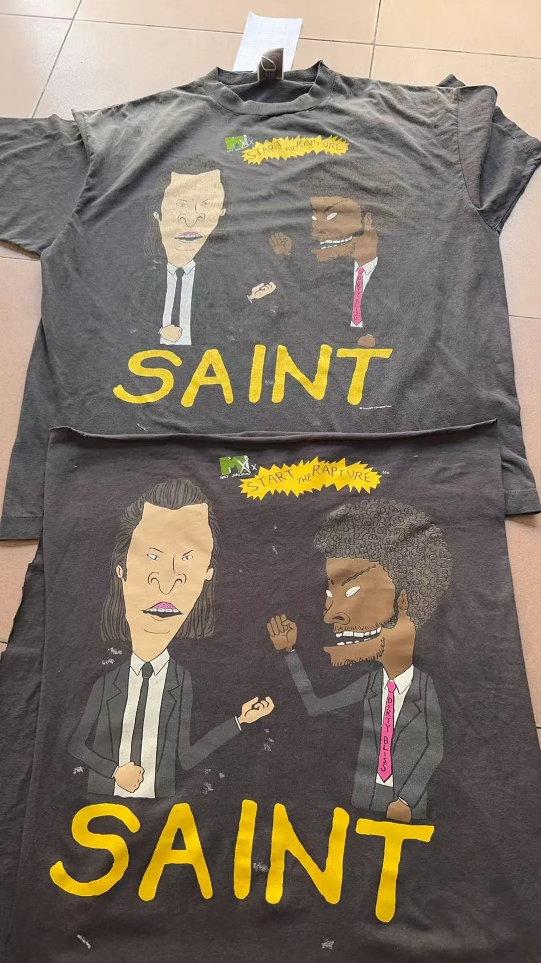 Printing proofing SAINT Mxxxxxx RAPTURE SS TEE/BLK Beavis and Butt-Head cartoon character TEE Washed black S-XL The print comes from the characters of the American classic animation "Beavis and Butt-Head" and also pays tribute to the two classic killer characters in "Pulp Fiction". Very witty and humorous. Fully washed with water. Beavis fading process. Wormhole destruction treatment. Making ready-to-wear retro yet fashionable